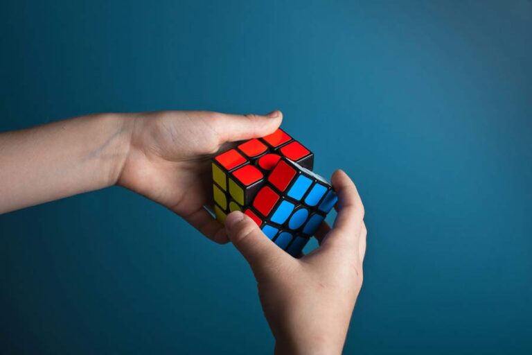 Es uno de los juegos más influyentes de la historia y se convirtió en un objeto de culto: la mente de creador del “cubo mágico”