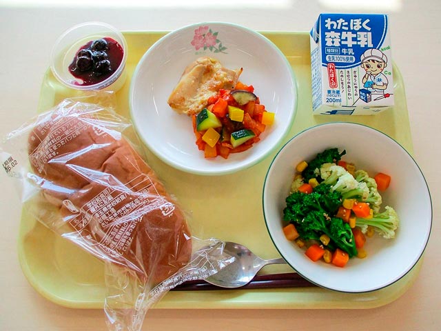 Prohibición de alimentos ultraprocesados en escuelas de Japón